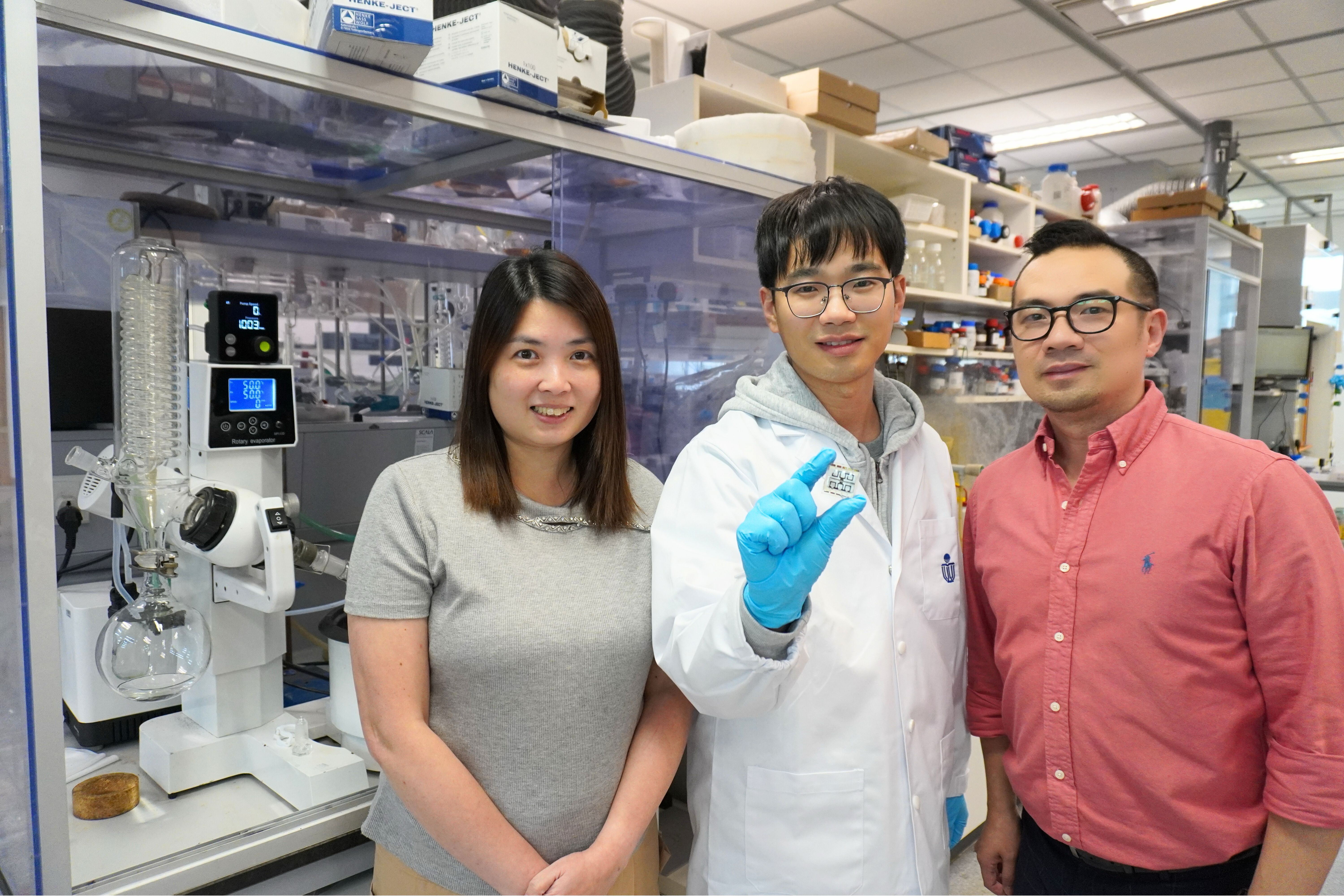 常曉明博士（中）與團隊成員林彥宏助理教授（右）及楊思恩博士（左）展示最新開發的鈣鈦礦太陽能電池。