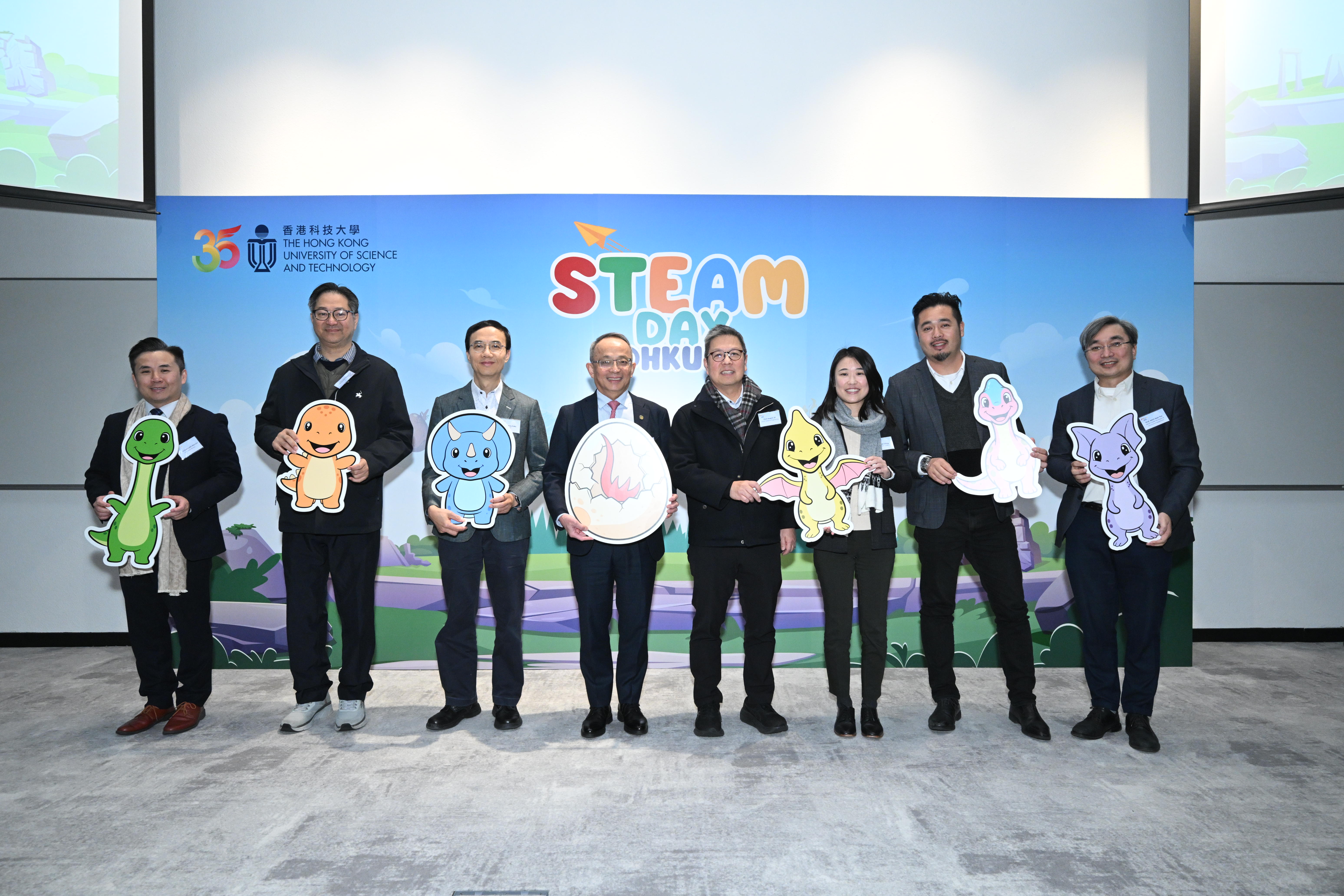 由科大工學院轄下環球社會中心舉辦的「STEAM同樂日」開幕典禮於今天舉行。主禮嘉賓包括科大副校長（研究及發展）鄭光廷教授（左四）、協理副校長（教學）馮志雄教授（左三）、工學院院長羅康錦教授（右四）、環球社會中心主任胡錦添教授（右一）、西貢民政事務助理專員林苡晴女士（右三）、 教育局首席教育主任（創新科技教育及質素保證）林威廉博士（左一）、西貢區議會議員邱少雄議員（左二）及劉啟康議員（右二）。