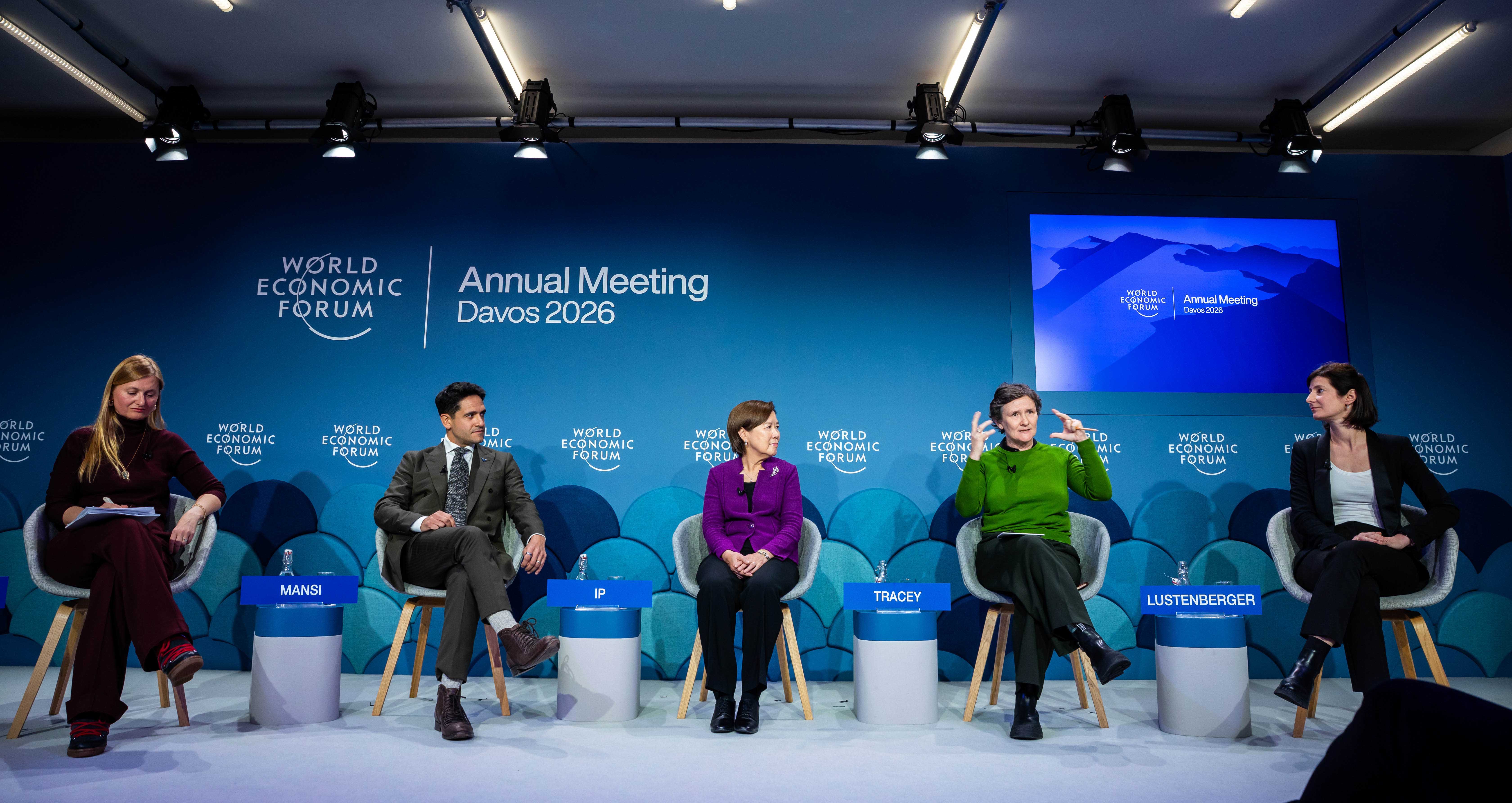 叶校长（中）与参与研讨会的主讲嘉宾，包括牛津大学校长Irene TRACEY教授（右二）、苏黎世联邦理工学院睡眠实验室负责人Caroline LUSTENBERGER博士（右一）及医疗科技公司 Viz.ai 行政总裁及联合创始人Chris MANSI博士（左二），以及主持人、《前沿》期刊联合创始人兼行政总裁Kamila MARKRAM博士（左一）合影留念。（相片提供：世界经济论坛）