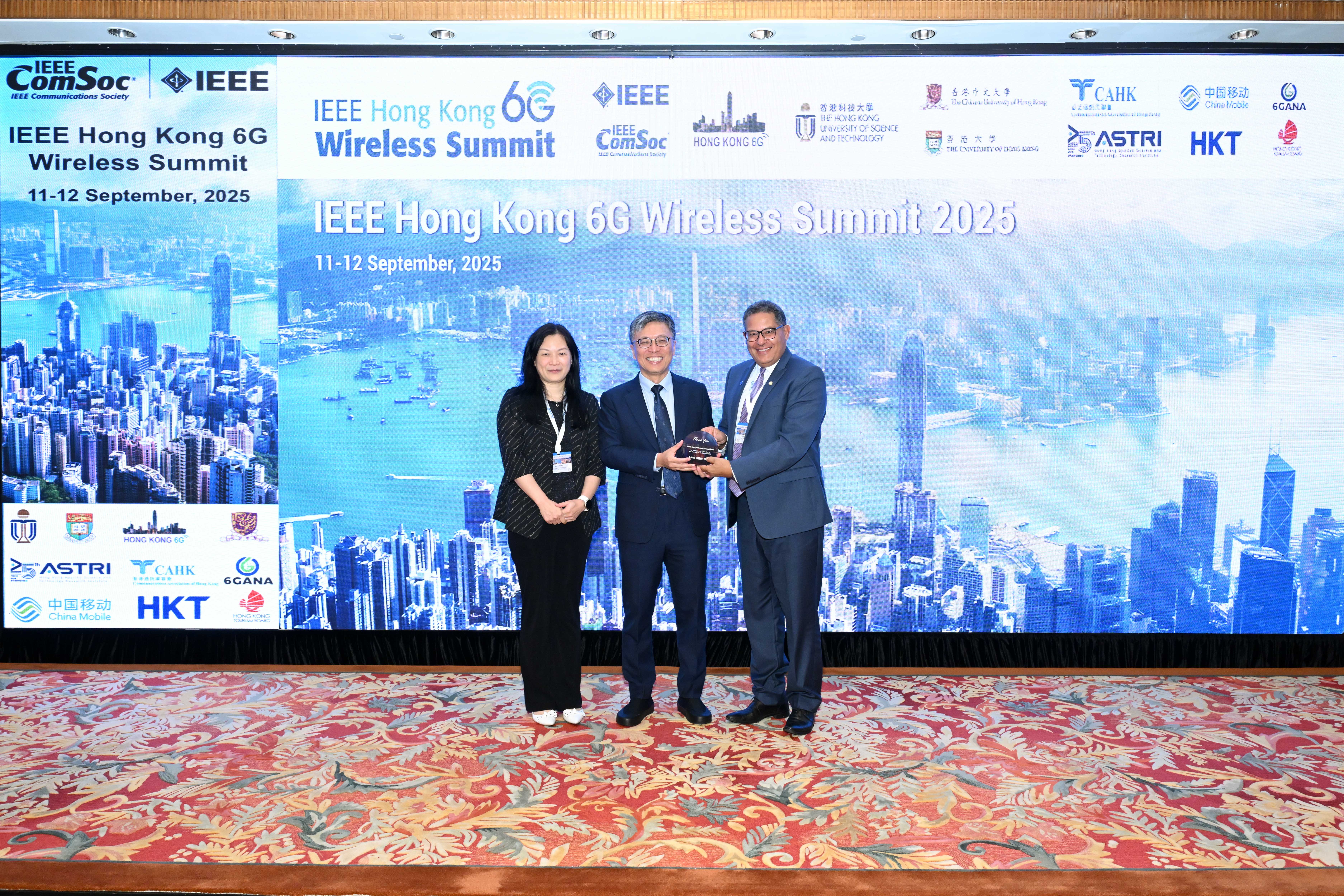 科大校董會主席沈向洋教授（中）、科大電子及計算機工程學及講座教授李德富教授（右）及科大跨學科學院綜合系統與設計學部主任張黔教授（左）合影。