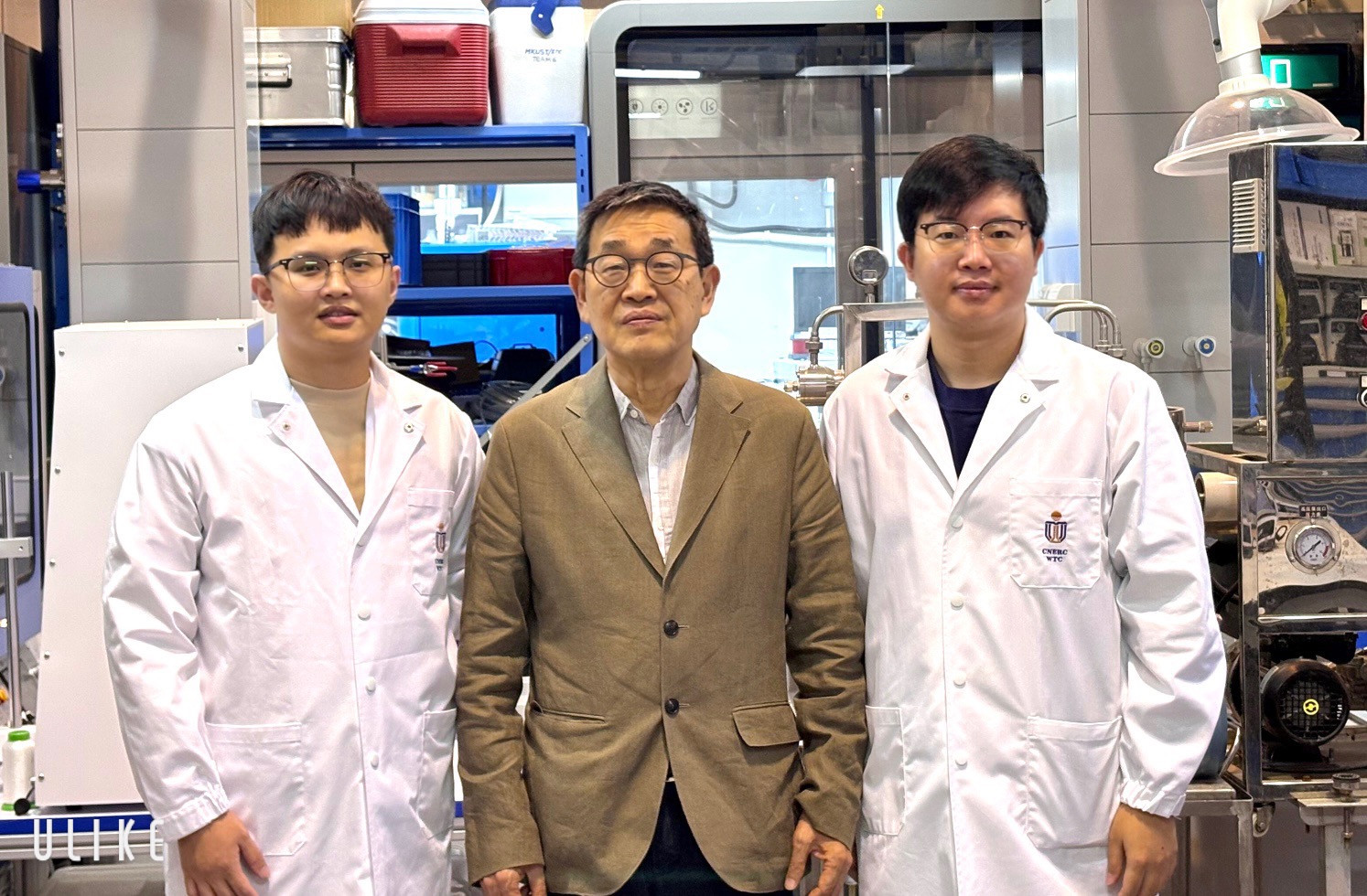 Prof. CHEN Guanghao (center, the corresponding author), Chair Professor of the Department of Civil and Environmental Engineering, and his research group members in the same department, postdoctoral fellow Dr. GUO Hongxiao (right, the corresponding author) and PhD student Mr. ZOU Xu (left, the first author).