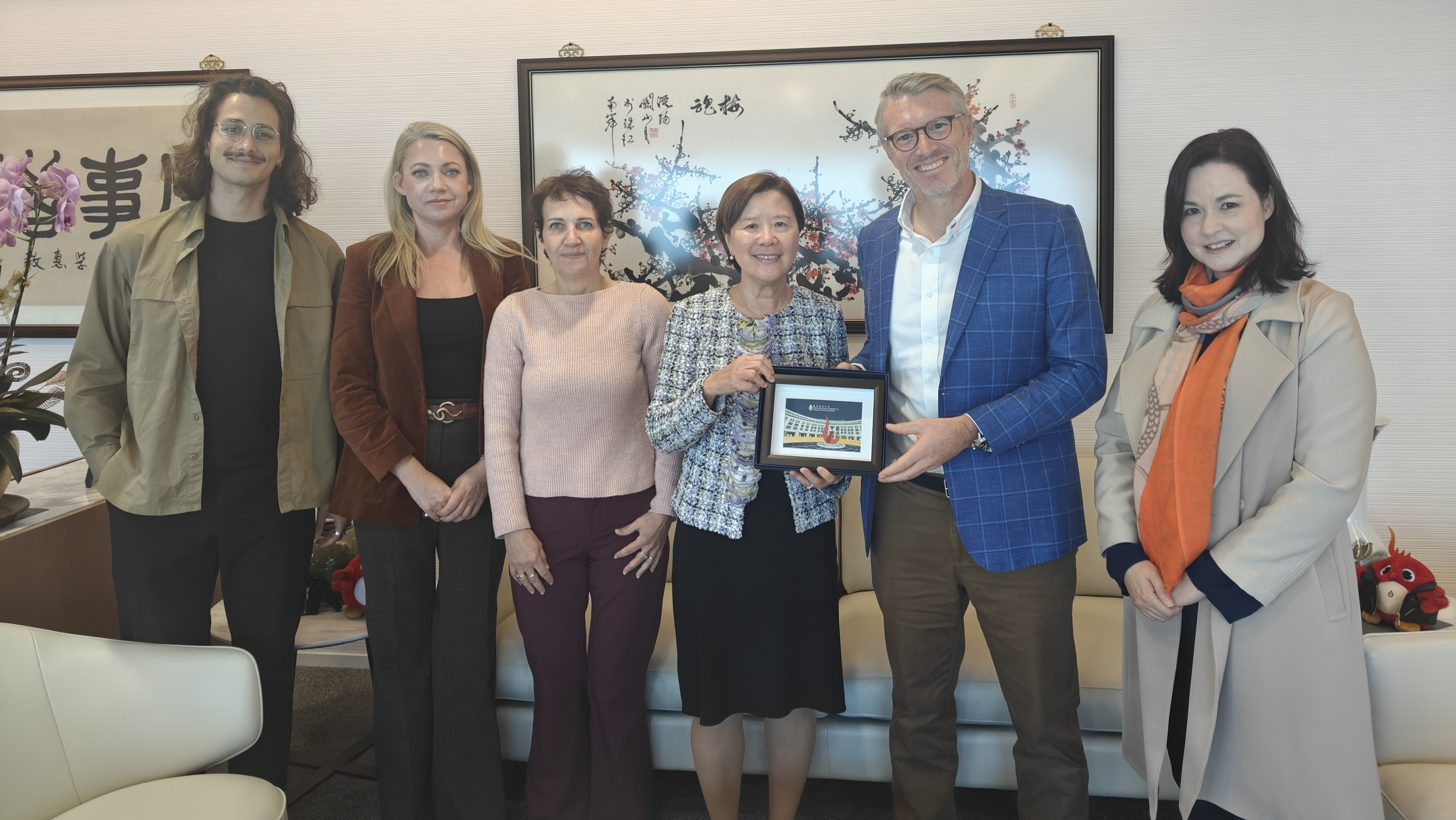 Group photo: HKUST President Prof. Nancy IP (third right), Dr. Alison LLOYD, Associate Provost (Institutional Data & Research) (first right), Mr. Daniel FREIHOFER, Consul General of Switzerland in Hong Kong (second right), Ms. Françoise ZILLWEGER, Deputy Consul General (third left) and Mrs. Ylva FREIHOFER, Advisor - Public Diplomacy, Science, Innovation & Investment Promotion (second left).