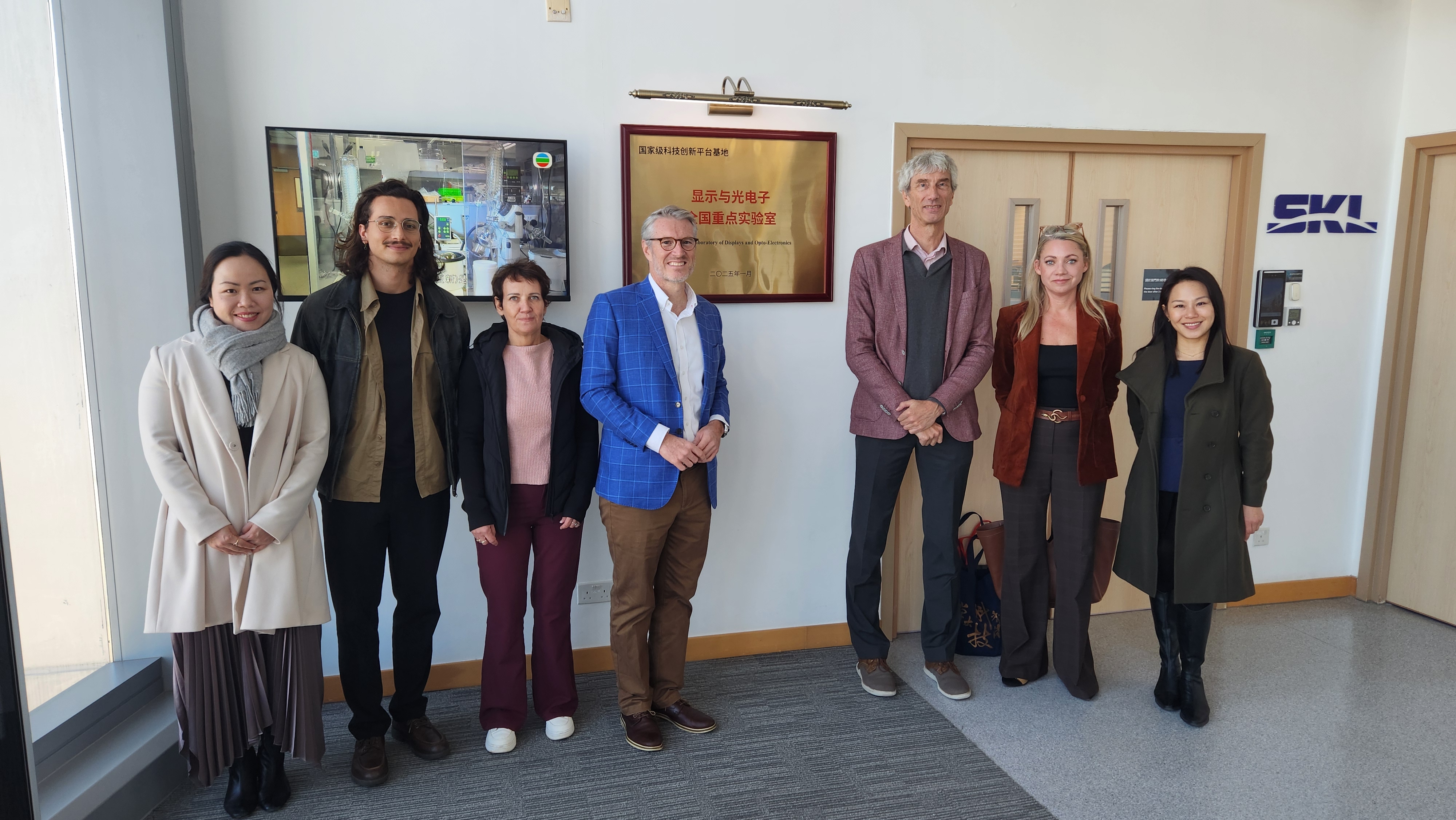 The delegation toured to the State Key Laboratory of Displays and Opto-Electronics.