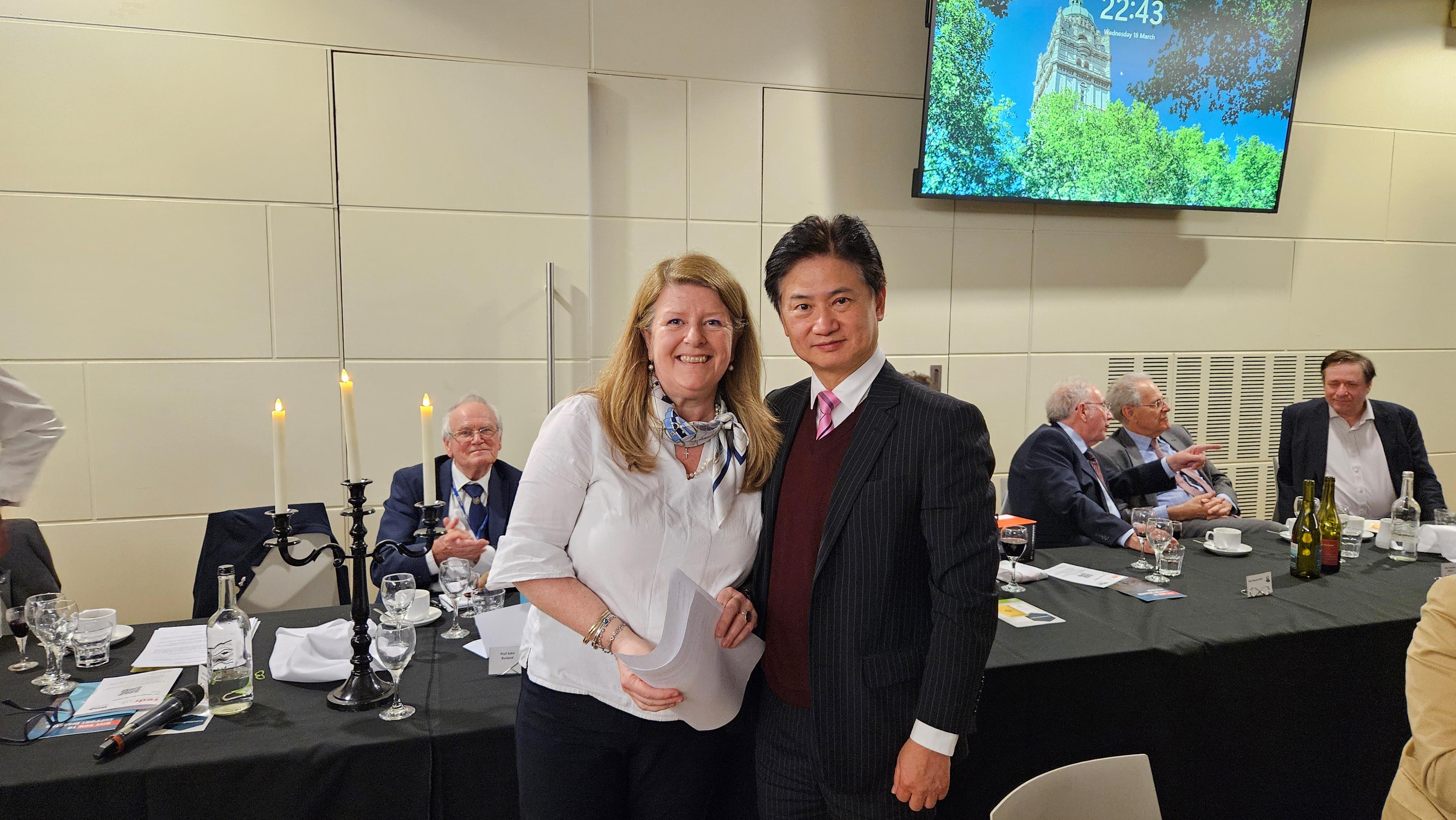 香港科技大學（科大）副校長（大學拓展）兼土木及環境工程學系講座教授吳宏偉教授獲選為英國岩土工程學會第65屆朗肯講座（Rankine Lecture）主講者。   吳宏偉教授（右）與英國岩土力學與工程學會主席Chaido DOULALA-RIGBY工程師（左）合影。