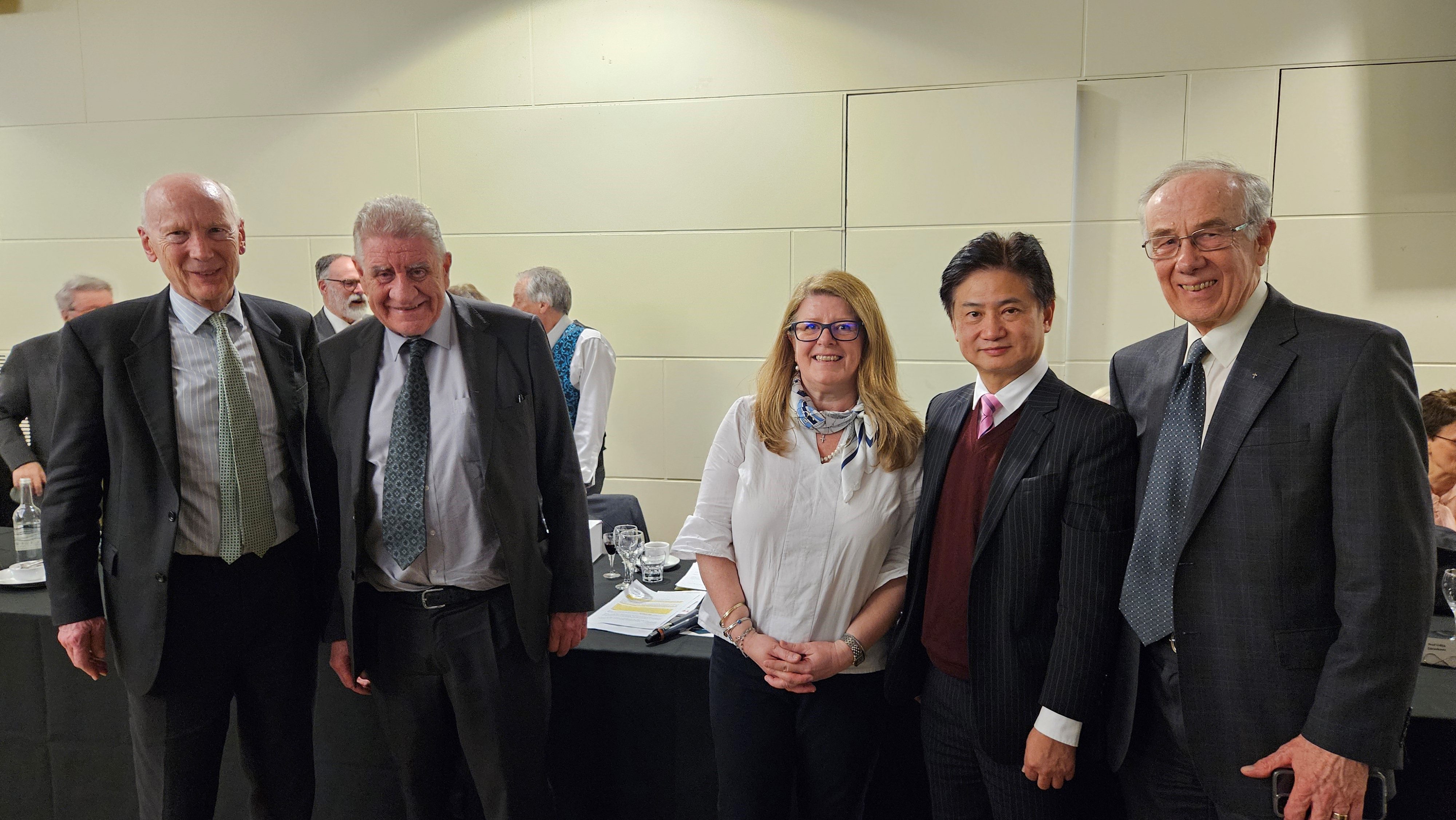 吳宏偉教授（右二）與英國岩土力學與工程學會主席Chaido Doulala-Rigby工程師 （右三）及過往朗肯講座主講者，包括第32屆主講者Brian SIMPSON博士（右一）、第46屆主講者Lord Robert MAIR教授（左一）、第47屆主講者Antonio GENS教授（左二）合影。