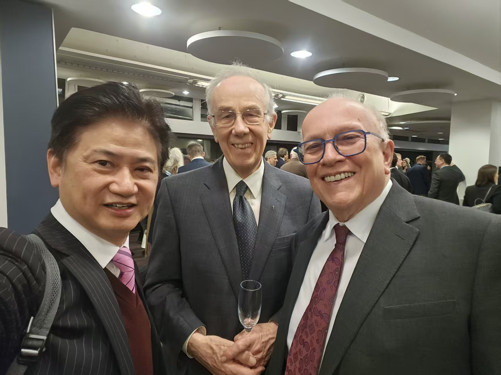 吳宏偉教授（左）與他的兩位博士和博士後導師，包括第32屆朗肯講座主講者Brian SIMPSON博士（中）和第52屆主講者Malcolm BOLTON教授（右）合影。