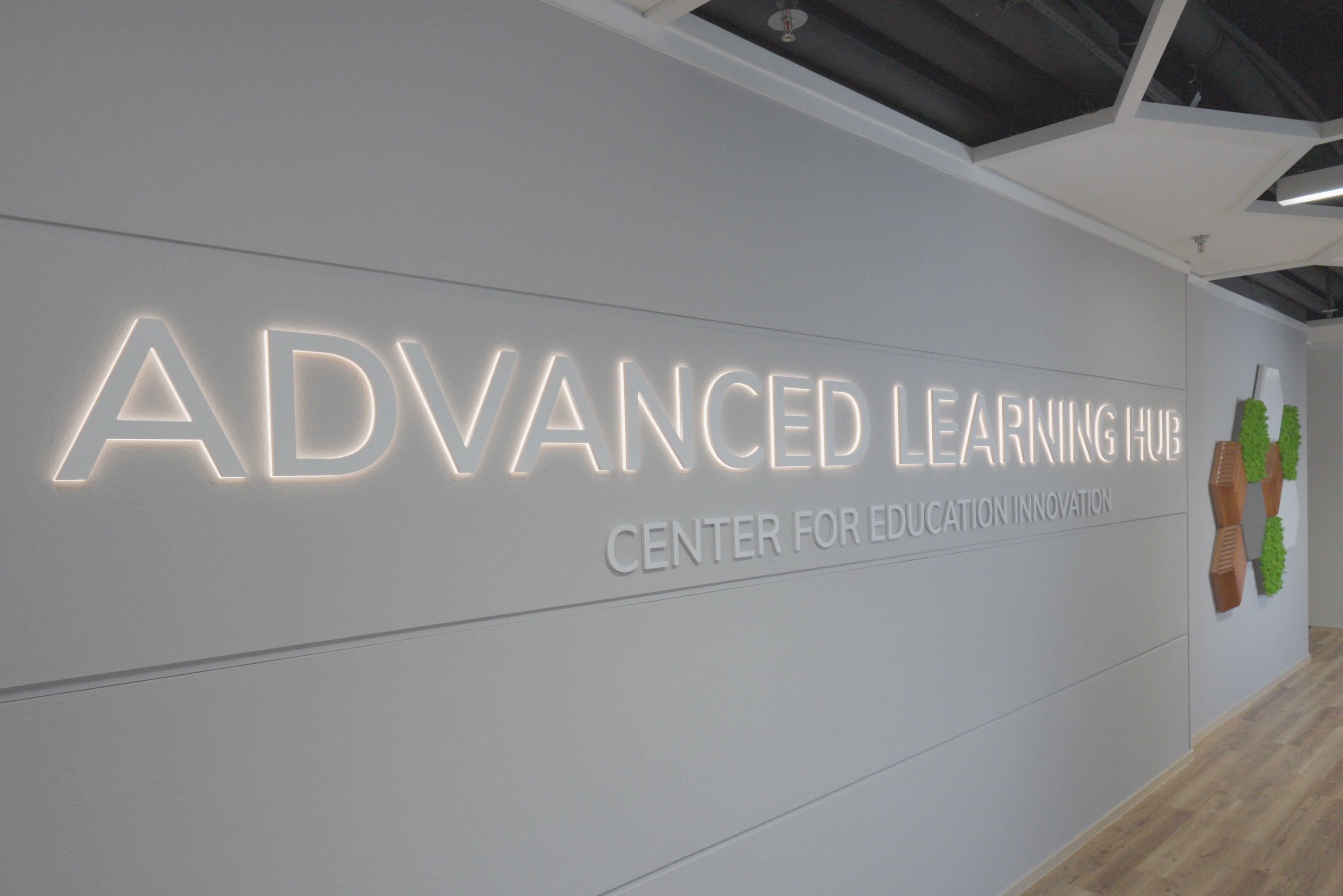 教職員可利用先進學習中心的最新科技，設計並推出新一代教與學方案。