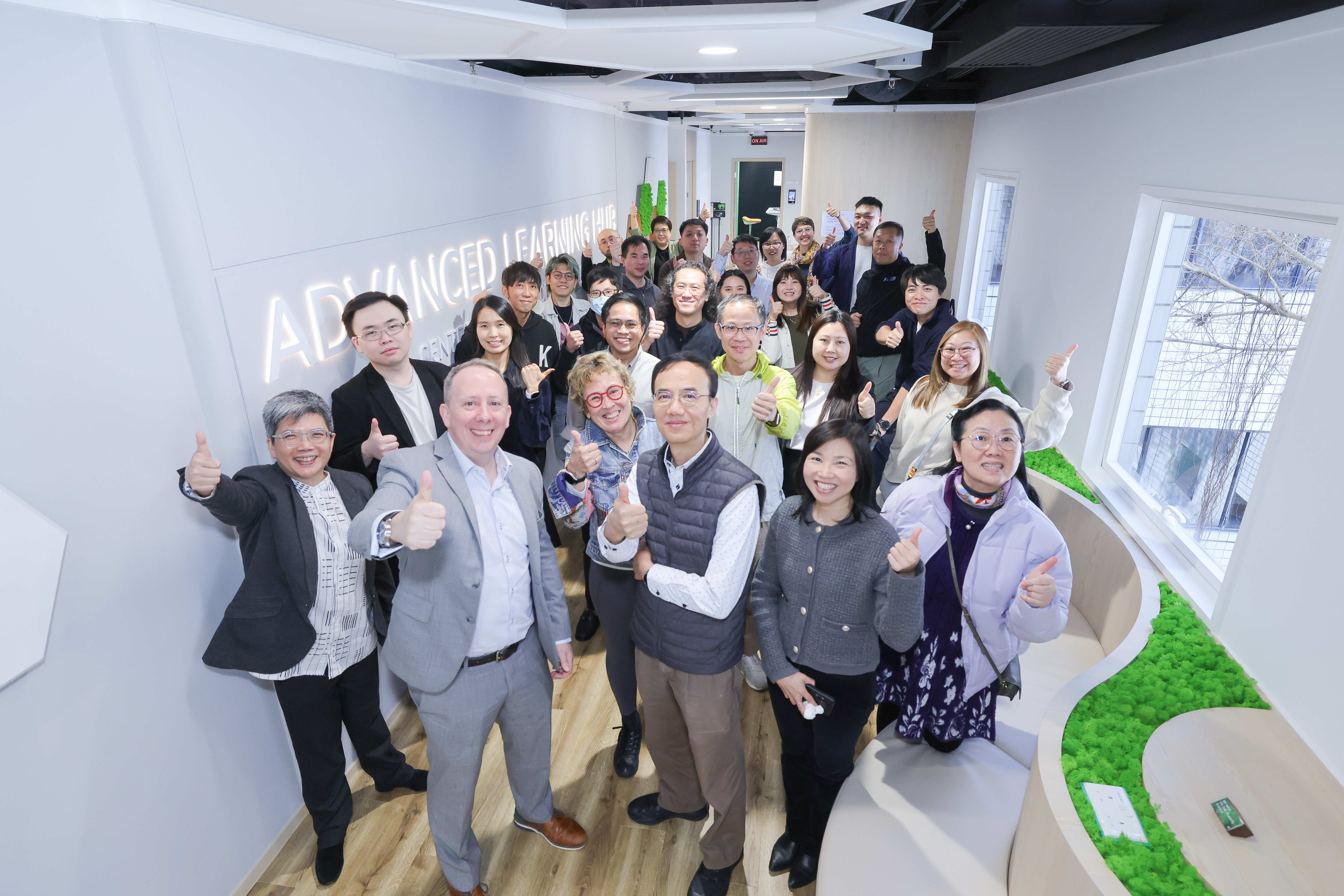 科大教育创新中心主任Sean McMinn博士（前排左二）；理学院院长办公室学术事务主任（策略计划）Alfreda Stadlin博士（前排左三），以及协理副校长（教学）冯志雄教授（前排左四），与教育创新中心团队一同出席于二月举行的先进学习中心开放日。