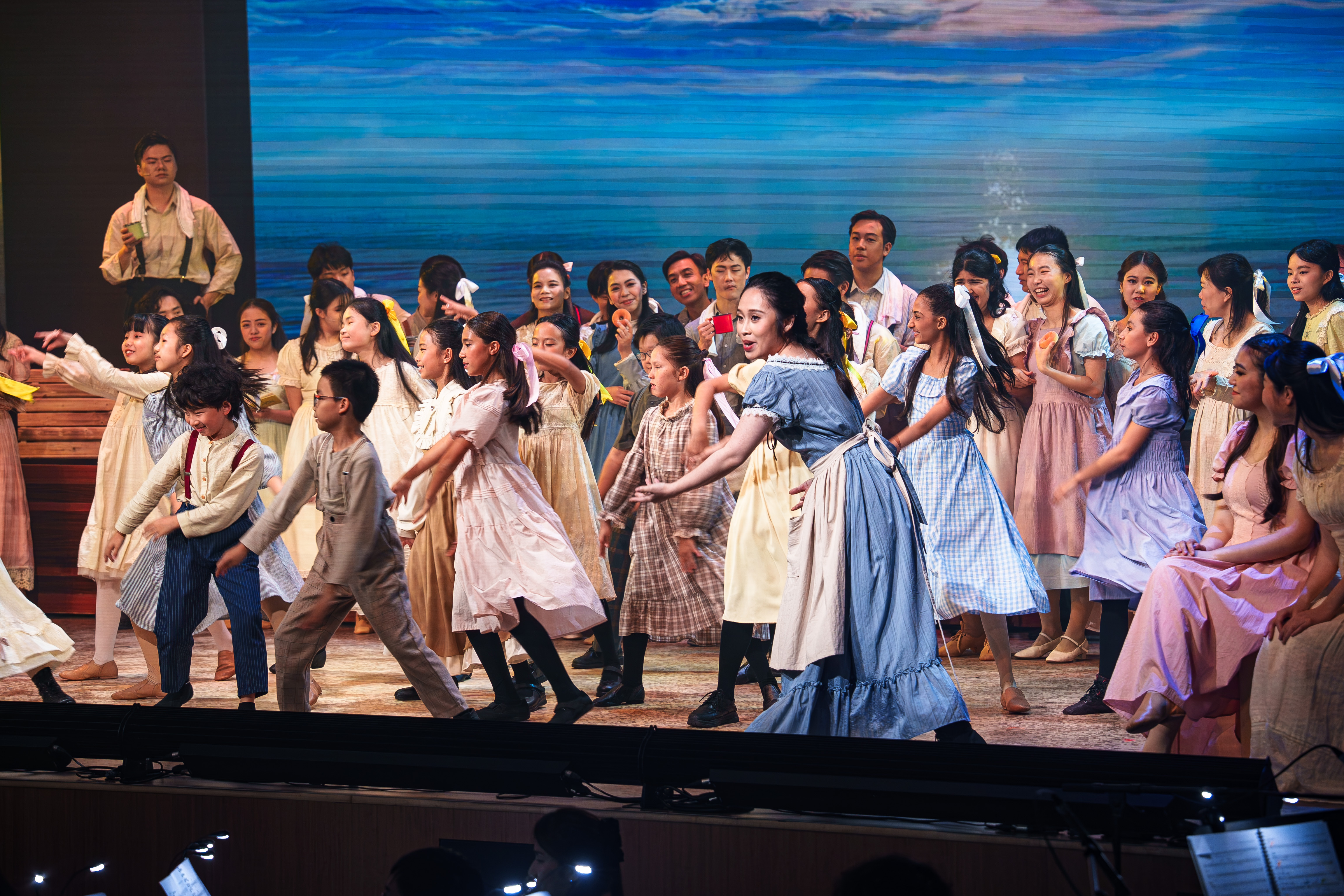 學生、教職員、校友、孩子們——充滿活力的科大社區成員齊聚一堂，在聚光燈下共同閃耀。	 