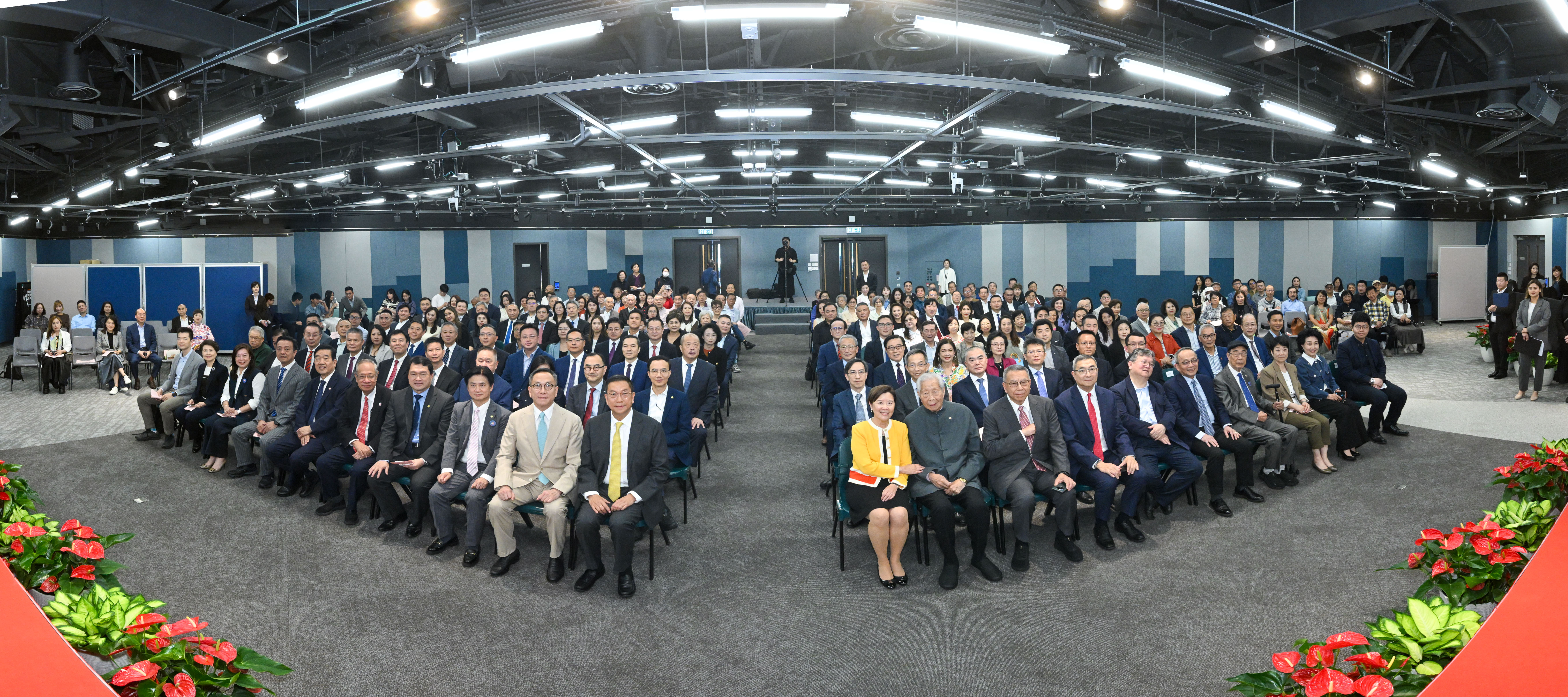 出席典礼嘉宾济济一堂， 共同支持科大发展。