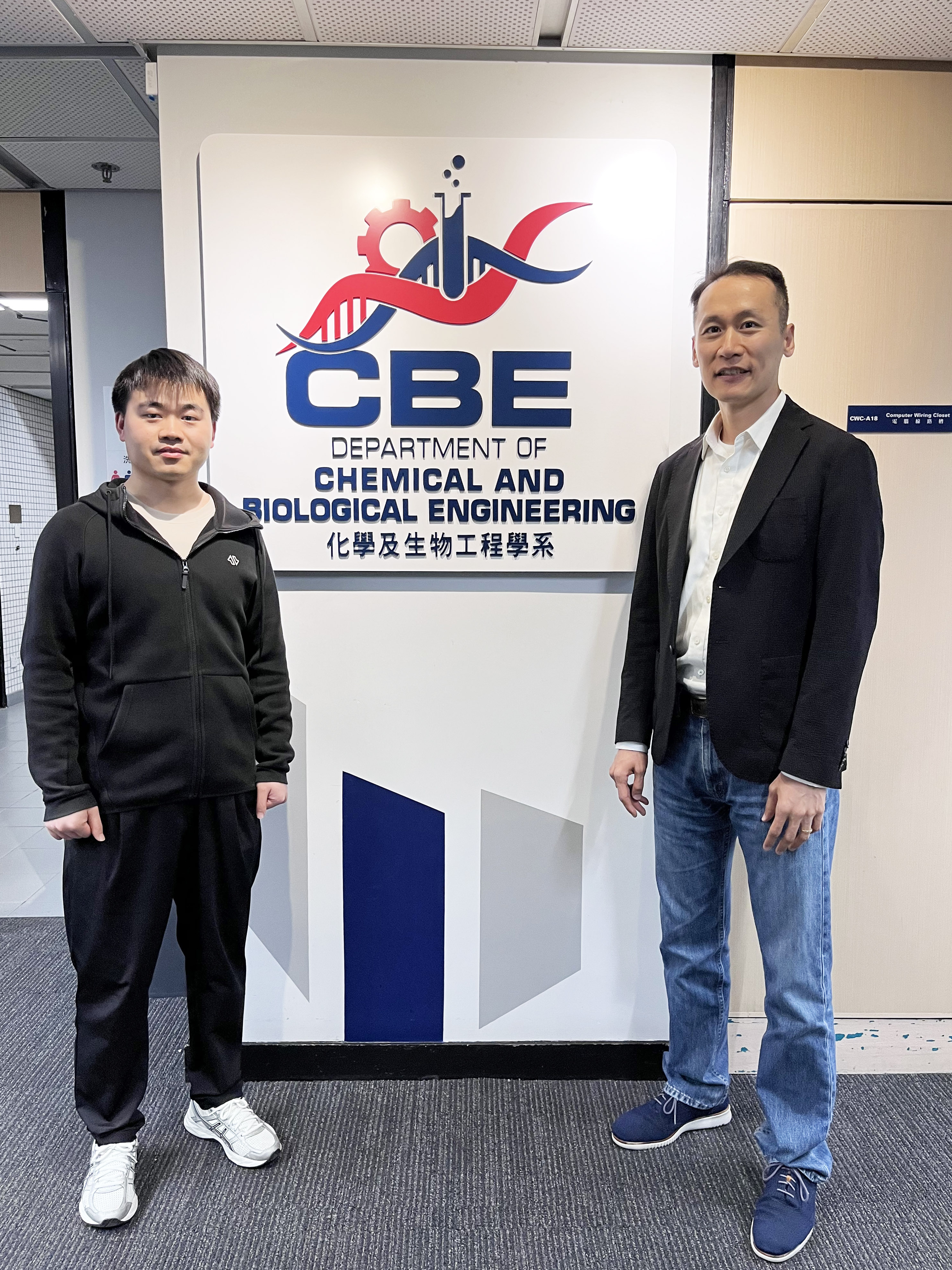 Prof. Yoonseob Kim (right), Associate Professor, and Dr. Cheng Xiaolong (left), postdoctoral fellow, from the Department of Chemical and Biological Engineering at HKUST.