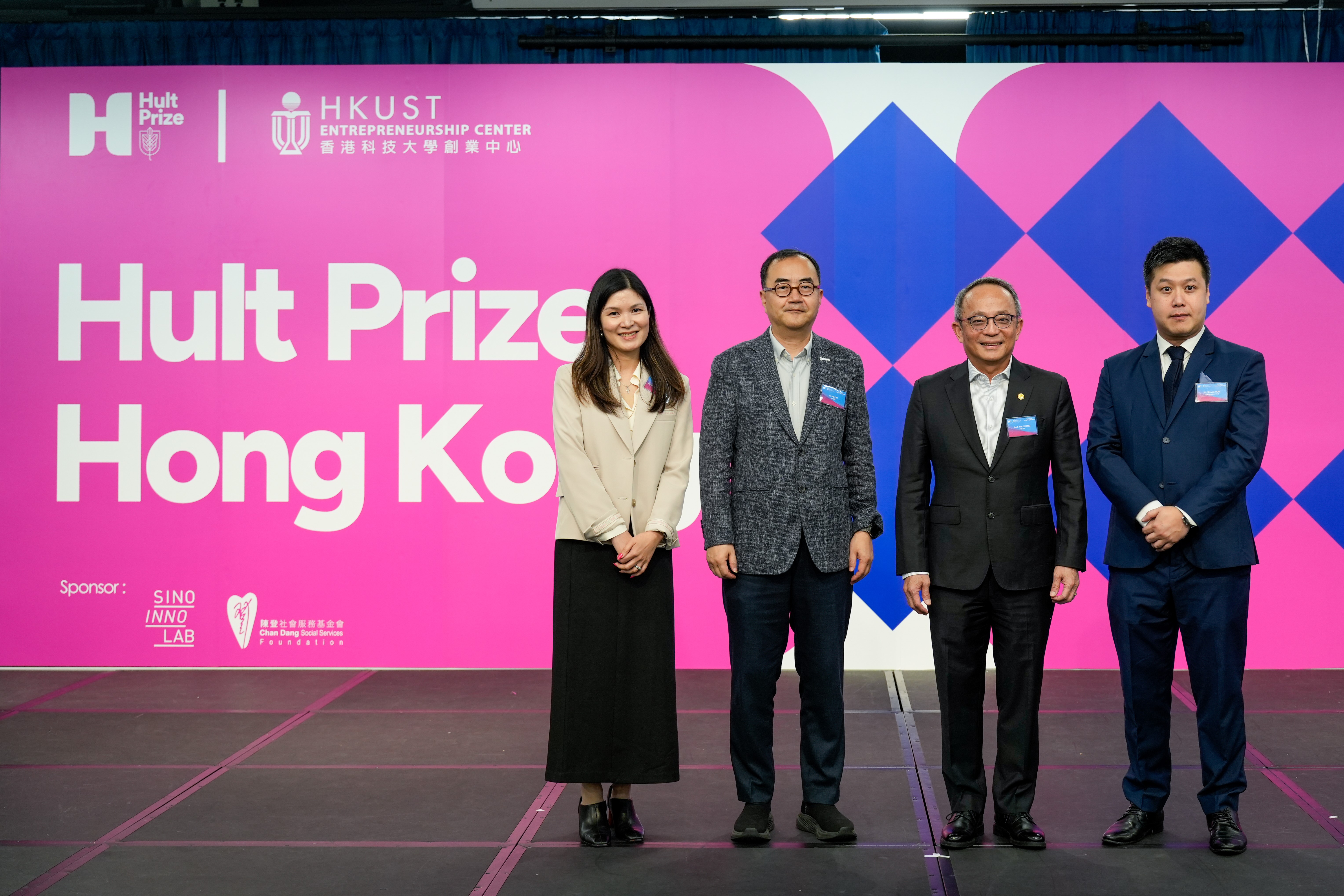 科大副校長（研究及發展）鄭光廷教授（右二）、科大協理副校長（知識轉移）金信哲博士（左二）、EF港澳區總經理韓文偉先生（右二）以及科大創業中心總監凌恒然教授（左一）共同主持頒獎典禮啟動儀式。