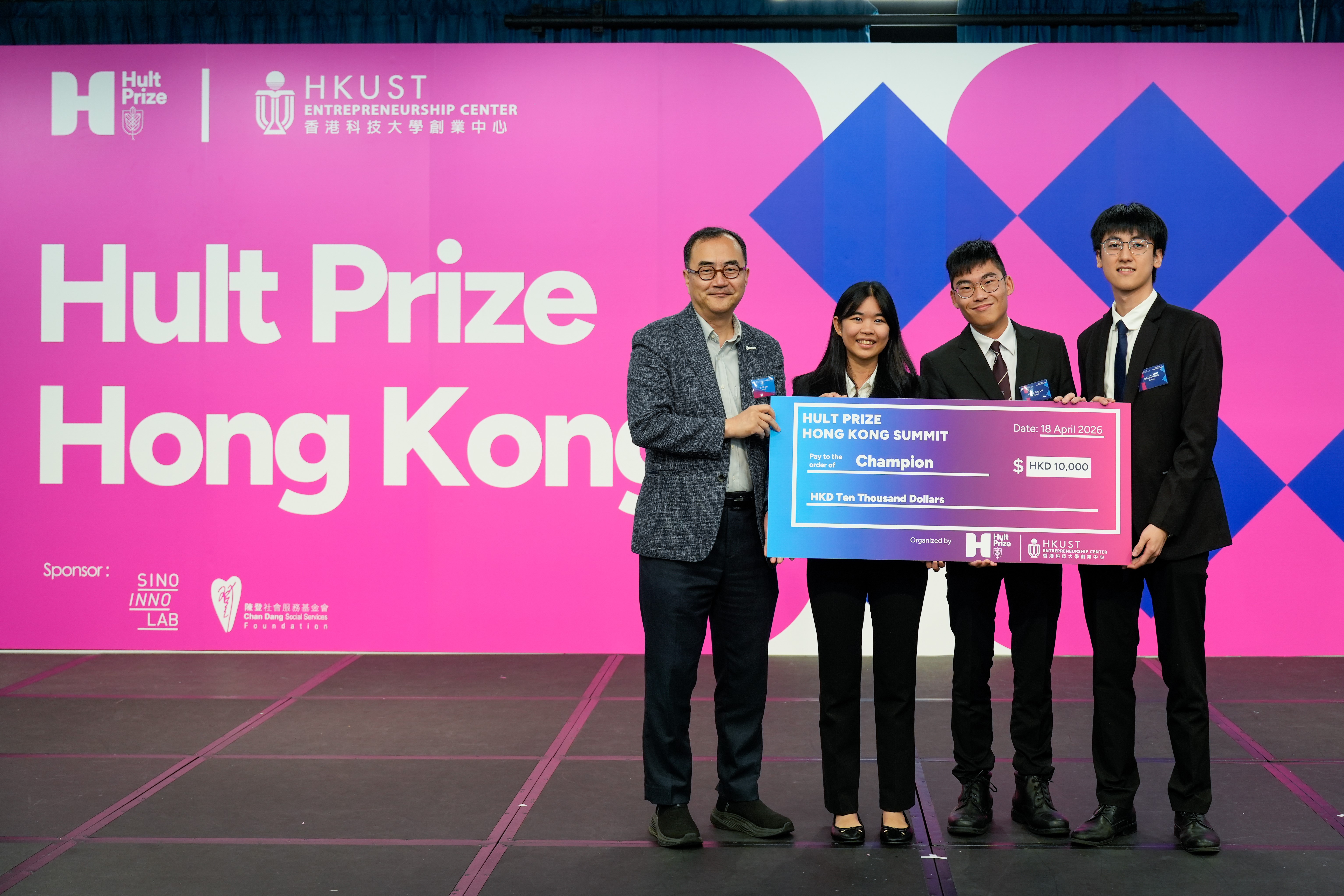 科大協理副校長（知識轉移）金信哲博士（左一）頒發冠軍予Thorani團隊。 