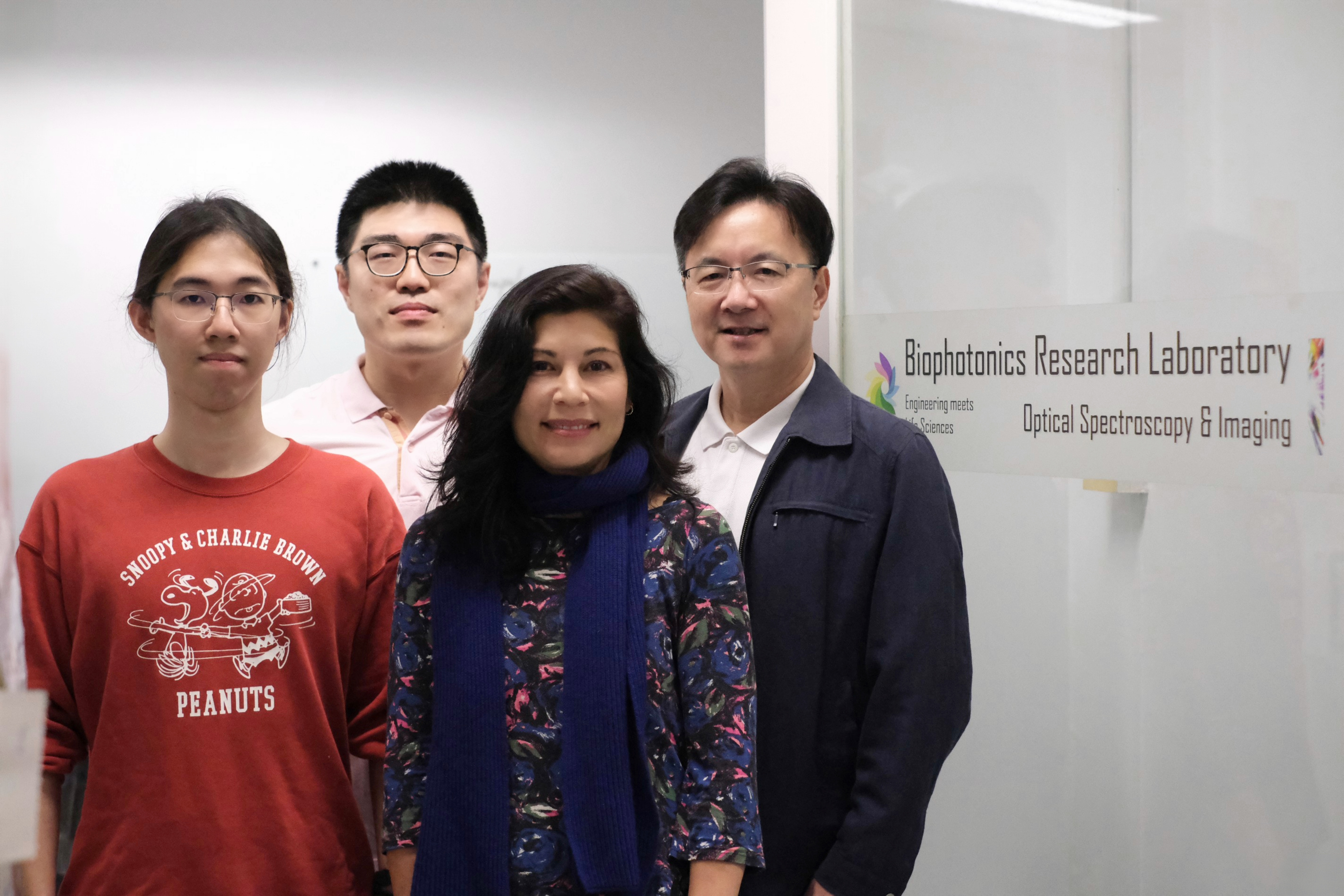 科大跨学科研究团队成员包括共同通讯作者瞿佳男教授（后排右）、Julie L. Semmelhack教授（前排右），以及共同第一作者严格威（后排左）、田广楠博士（前排右）。 