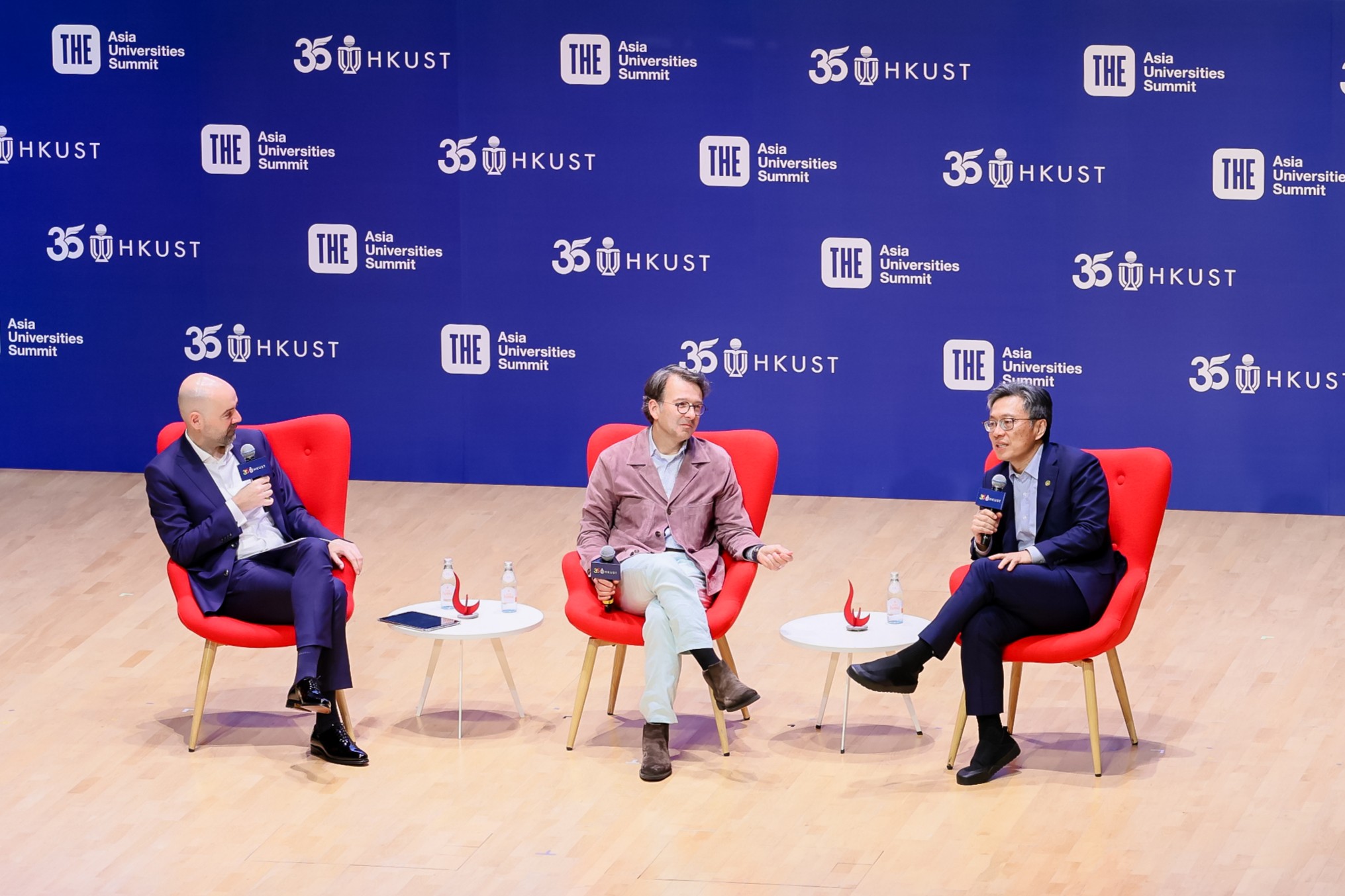 科大校董會主席沈向洋教授（右）與微軟商業業務行政總裁 Judson ALTHOFF（中）的對談環節探討了人工智能對產業與高等教育的深遠影響，以及大學如何與全球科技領袖合作，為學生迎接人工智能普及的世界作好準備。環節由科大商學院院長安思遠教授（左）主持。