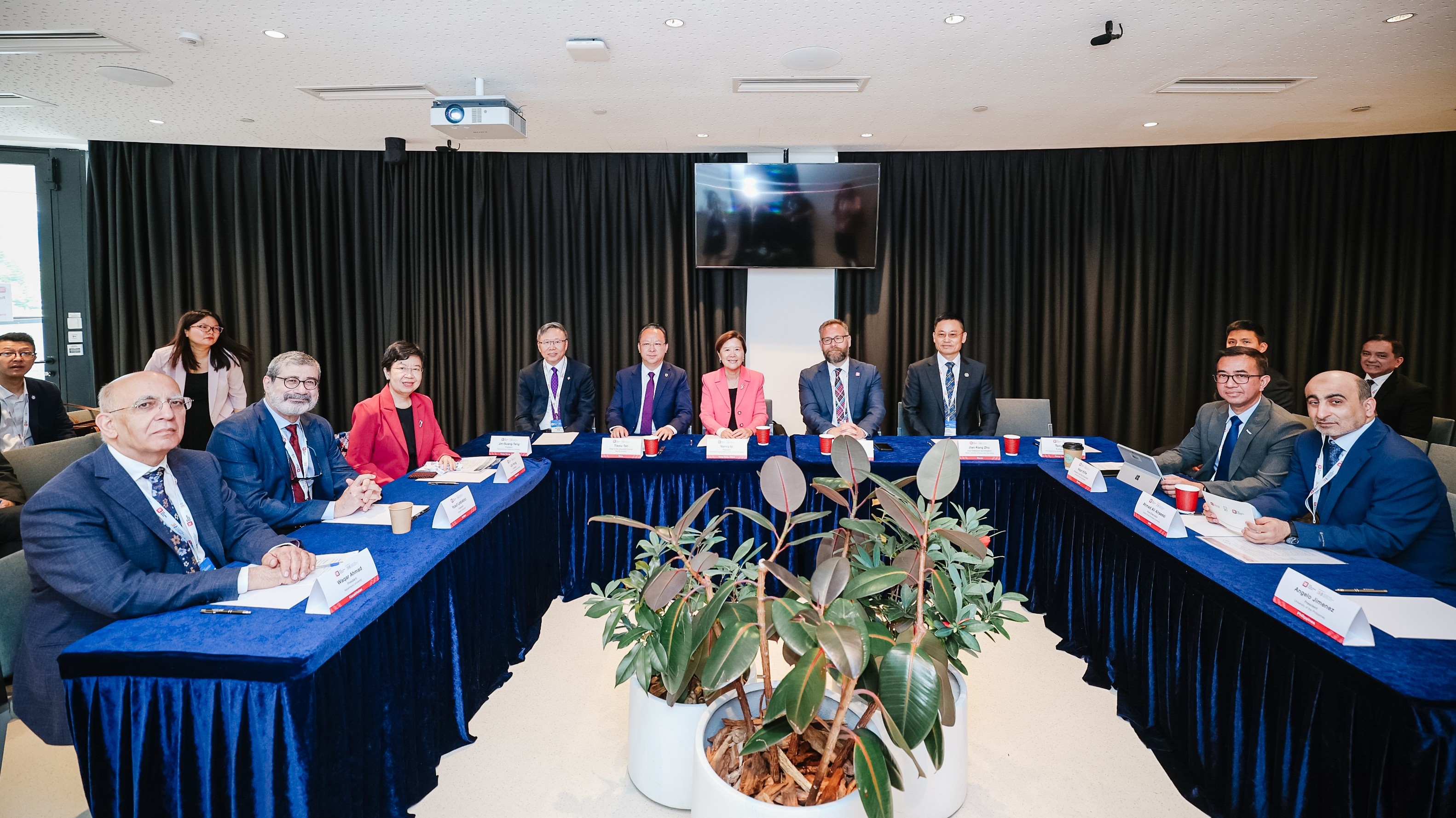 葉玉如教授出席兩場領袖會議，與來自亞洲各地逾 15 位大學校長及高層管理人員，就區內共同挑戰進行深入的策略性交流。這一場會議聚焦亞洲創新走廊—從大灣區到其他快速增長的科技帶—如何重塑全球科技領導格局。