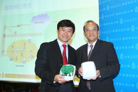 ( 左 起 ) 科 大 陳 雙 幸 副 教 授 及 現 代 貨 箱 碼 頭 有 限 公 司 鄭 仲 強 先 生 闡 釋 「 簡 捷 網 」 的 卓 越 效 能 。	
