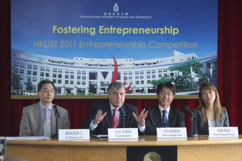 （ 左 起 ） 羅 就 成 博 士 、 白 亞 力 教 授 、 李 行 偉 副 校 長 及 馮 雁 教 授 分 享 科 大 對 推 動 創 業 的 願 景 和 計 劃 。	
