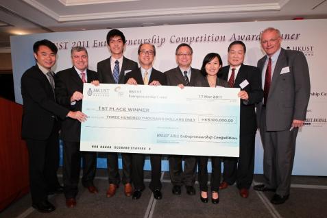 冠 軍 隊 伍 接 受 「 科 大 2011 年 創 業 計 劃 大 賽 」 獎 項 。	
