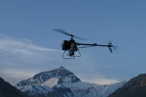 無人直升機向珠穆朗瑪峰進發	