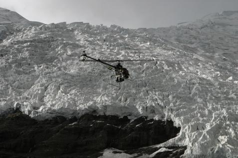 無 人 直 升 機 飛 越 冰 川	