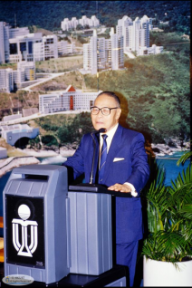  科大筹备委员会主席钟士元博士于1996年、筹委会成立十周年的庆典上致辞。