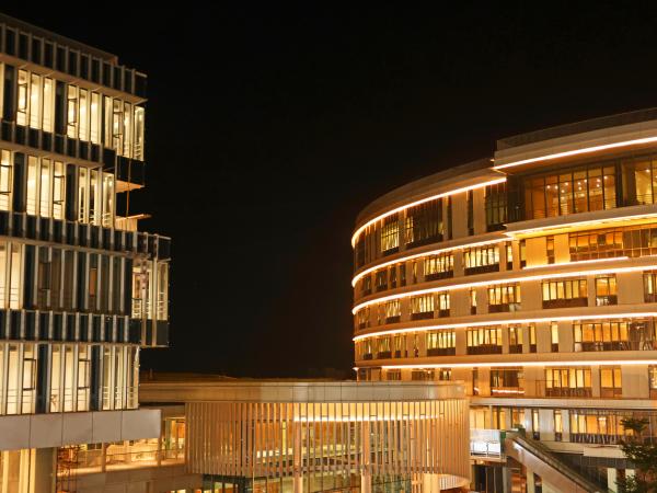 港科大（廣州）核心區樓群夜景。圖中建築為學生活動中心及行政樓。