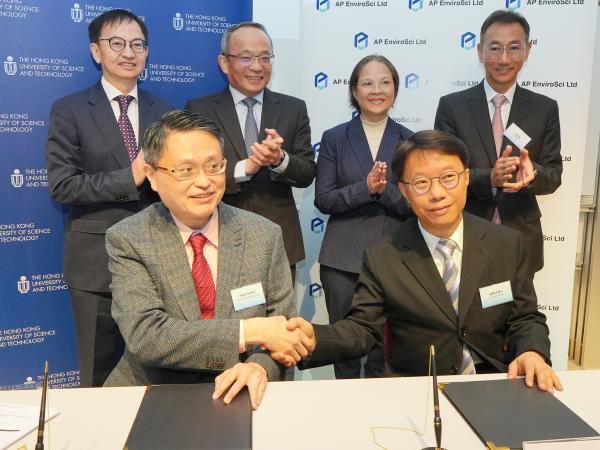 Prof. YEUNG King-Lun from the Department of Chemical and Biological Engineering and Division of Environment and Sustainability at HKUST (front left) and Dr. Pat YEUNG, Director of APEL (front right), sign the memorandum on the establishment of the Joint Lab under the witnesses of Under Secretary Miss. Diane WONG (back row, second right) , Prof. Tim CHENG (back row, second left), Mr. Jackin JIM, Chairman of Yee Hop (back row, first right), and Dr. David CHUNG (back row, first left).