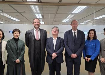 科大首席副校長郭毅可教授（中）、協理副校長（大學數據研究）萊韻詩博士（右二）、助理副校長（環球事務）吳麗萍博士（左二），與悉尼新南威爾士大學代表團，包括包括校長Attila BRUNGS 教授（左三），終身學習課程主管Nick WAILES 教授（右三），及中國區主任魏欣女士（左一）合照。