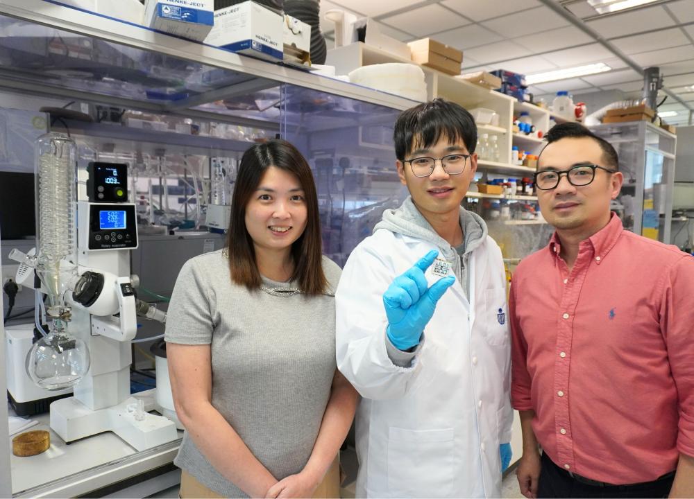 常曉明博士（中）與團隊成員林彥宏助理教授（右）及楊思恩博士（左）展示最新開發的鈣鈦礦太陽能電池。