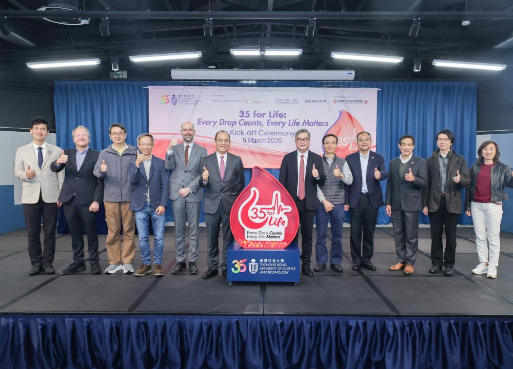 科大副校长（行政）谭嘉因教授（右六）、科大（广州）副校长（行政）庞鼎全教授（在线），以及红十字会输血服务中心行政及医务总监李卓广医生（左六）担任主礼嘉宾，联同其他科大及红十字会代表为捐血计划揭开序幕。