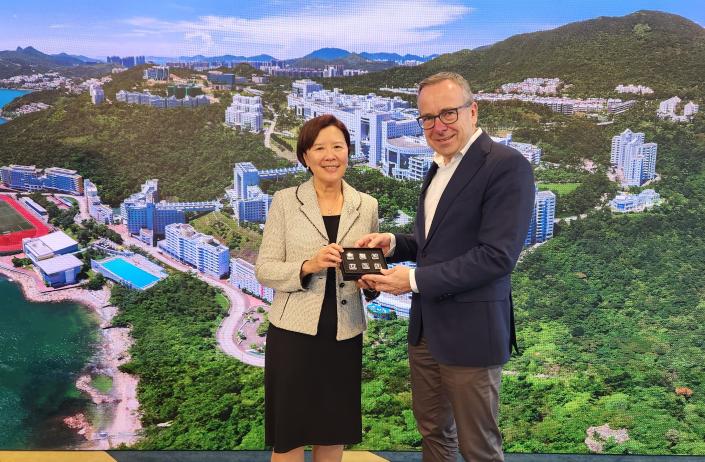 President Prof. Nancy IP (left) presents a souvenir to the Managing Director of Dieter Schwarz Foundation Prof. Dr. Gunther FRIEDL (right).