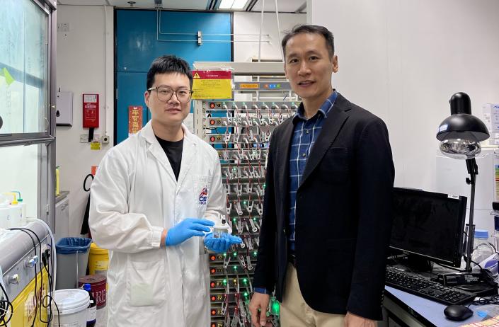 Prof. Yoonseob KIM (right), Associate Professor in the Department of Chemical and Biological Engineering and the study’s corresponding author, and his PhD student YIN Zhuoyu (left), the study’s first author, who is holding an electrochemical cell mold. They are pictured beside a battery cell cycler.