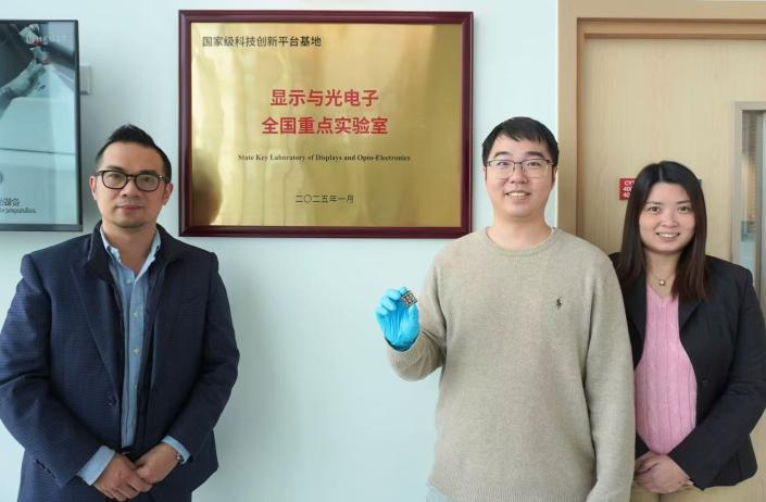 Dr. Shen Xinyi (center) holds his certified all-vacuum-deposited perovskite solar cell with Prof. Lin Yen-Hung (left) and Dr. Fion Yeung (right).